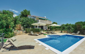 Villa Nela, Donji Okrug